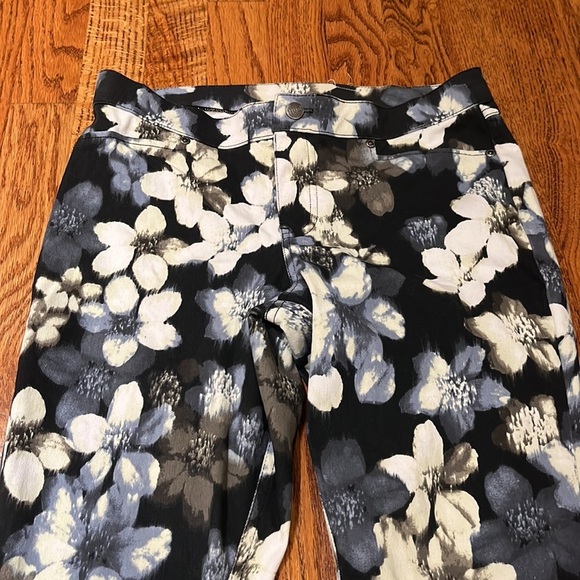 Hue Woman’s Flower Jeans Size S - Picture 3 of 7